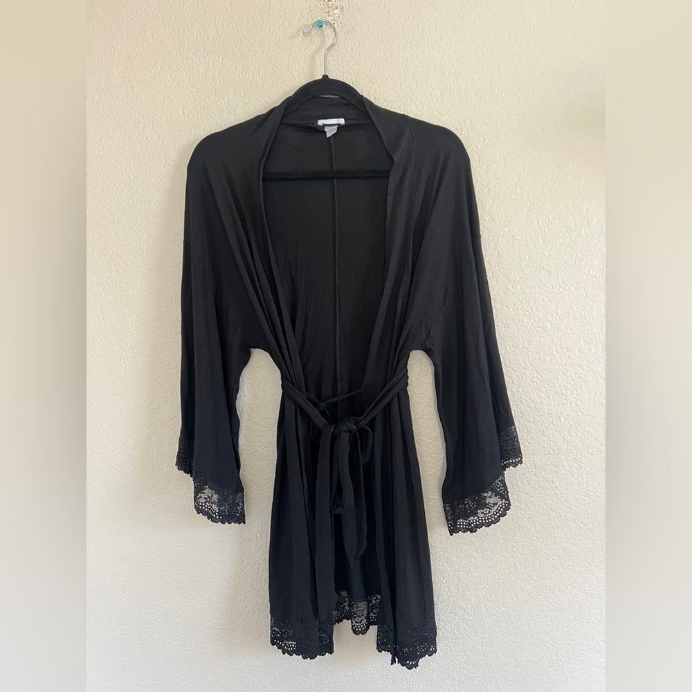 Eberjey Kimono Robe With Lace in Black. Size M - Picture 4 of 9